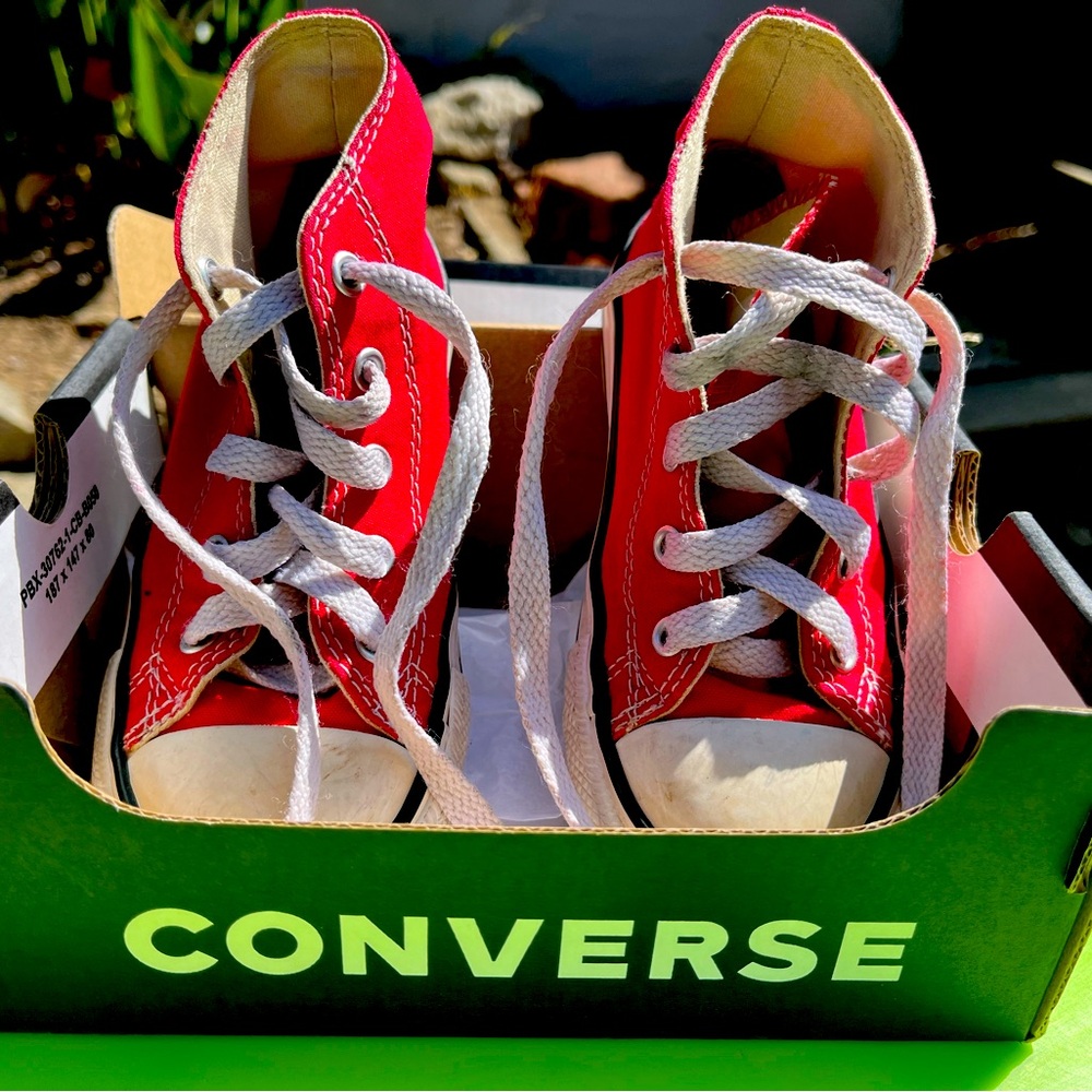 Red converse *like new* children’s size 9
